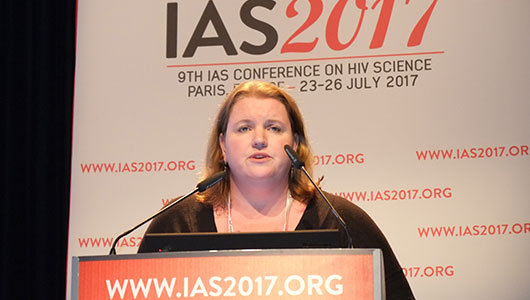 Katherine Gill en su presentación en la IAS 2017. Foto: Roger Pebody, aidsmap.com